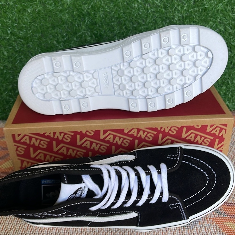 Vans Men’s Sentry Sk8-Hi
Black/White
VN0A5KY5BA2
Sneakers - Picture 9 of 16